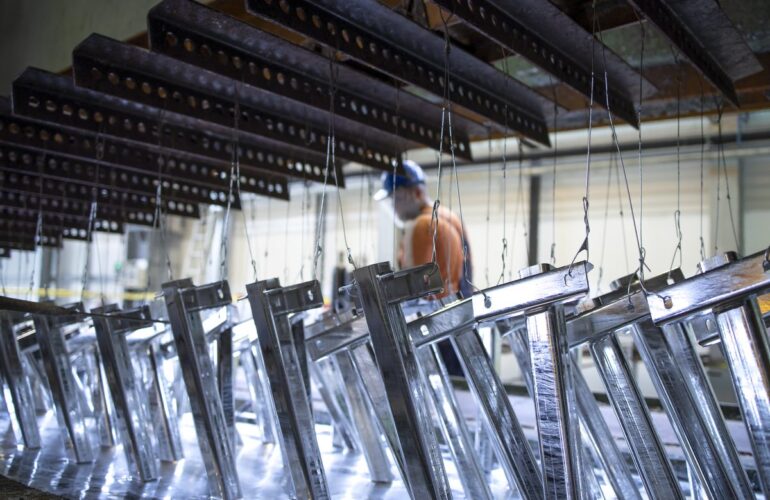 Elementy metalowe po powlekaniu cynkiem, koszty energii w galwanizerni