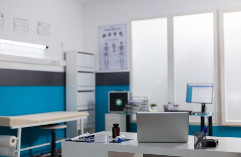 Gabinet lekarski z aparaturą diagnostyczną, koszty energii w prywatnej klinice