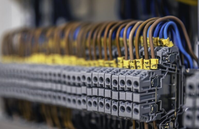 Listwy zaciskowe i przewody w rozdzielnicy elektrycznej zakładu