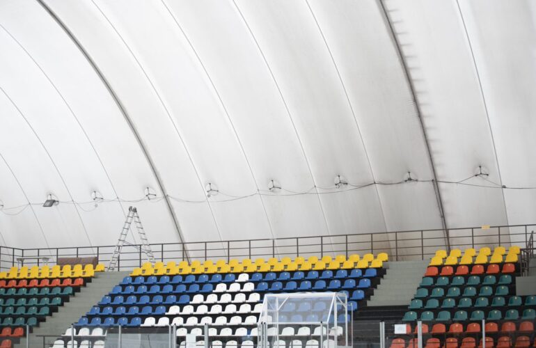 Pusta tafla lodowiska, koszty energii w hali lodowej
