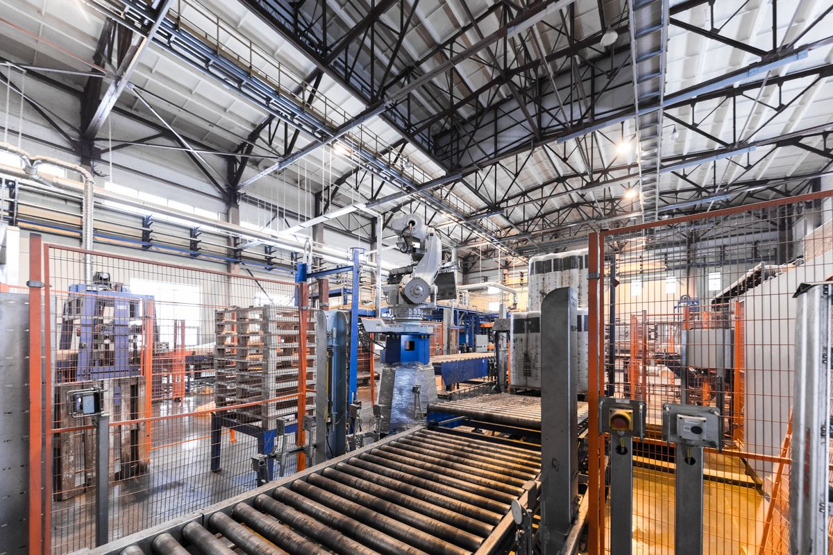 Linia produkcyjna w hali zakładu chemicznego