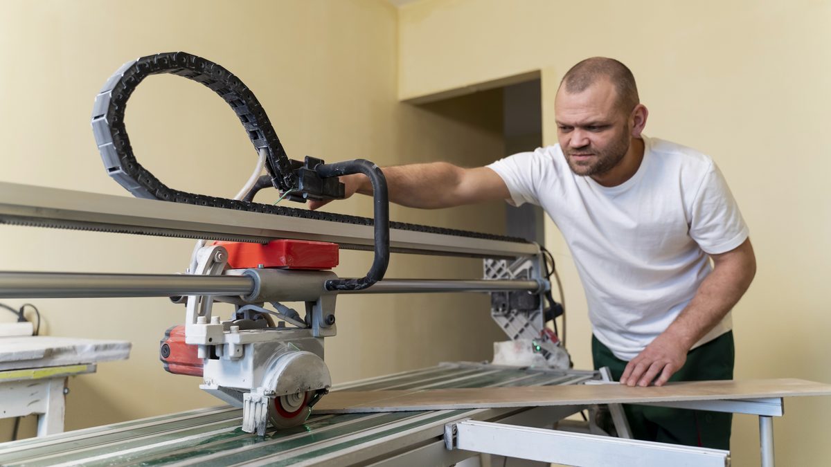 Cięcie płyty kamiennej na przecinarce w zakładzie kamieniarskim